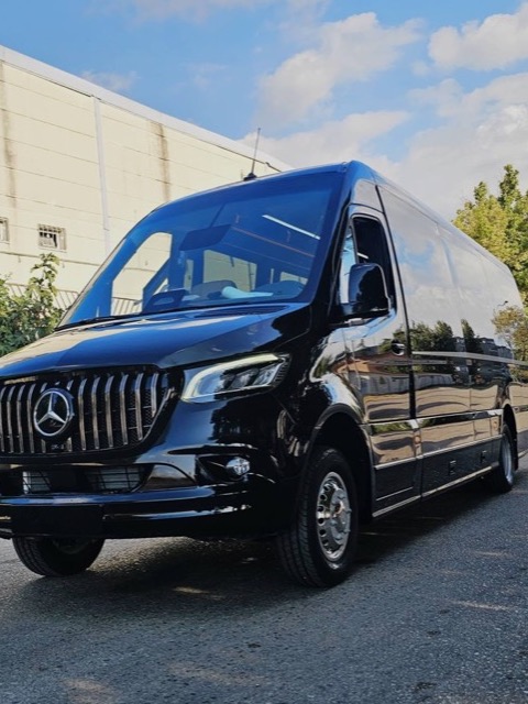 Микроавтобус Mercedes-Benz Sprinter 519, вид спереди в три четверти: решётка радиатора и фары